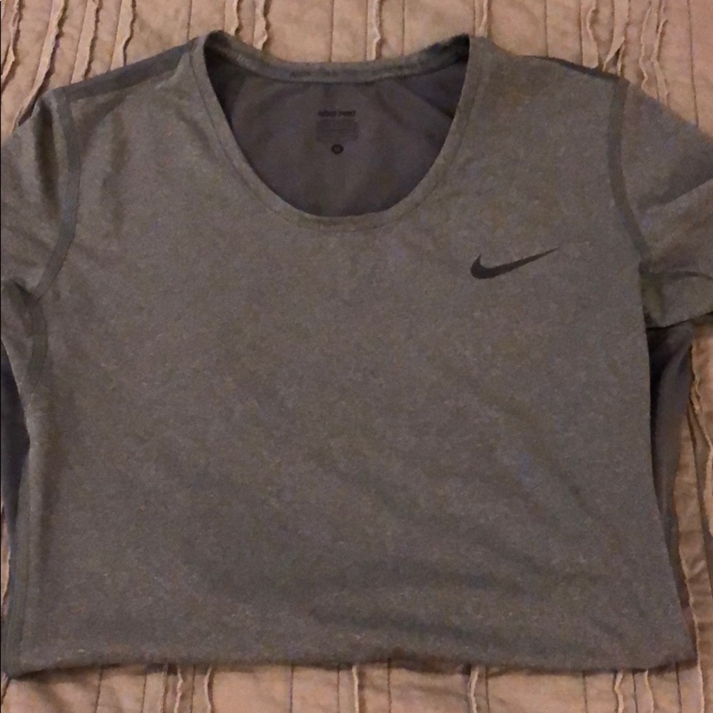Women’s Nike shirt fitted. Size medium.